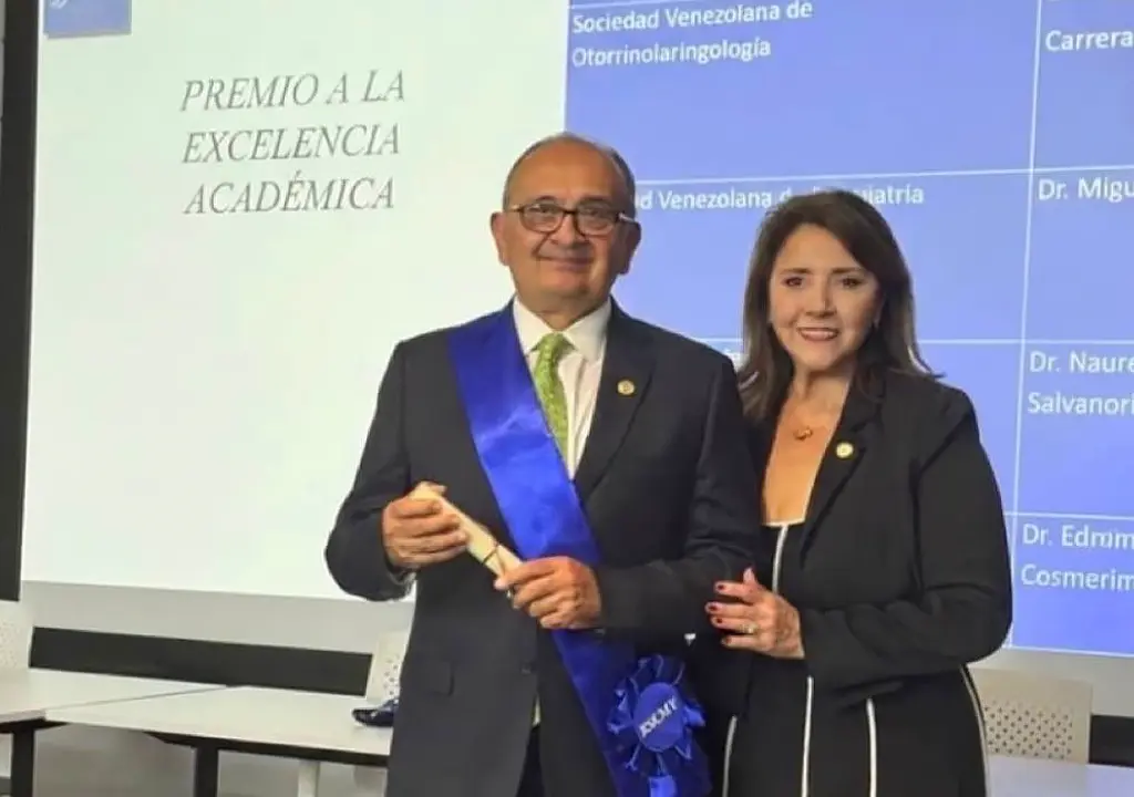 Premio a la Excelencia Médica al Dr Félix Pérez